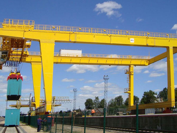Козловой кран для контейнеров